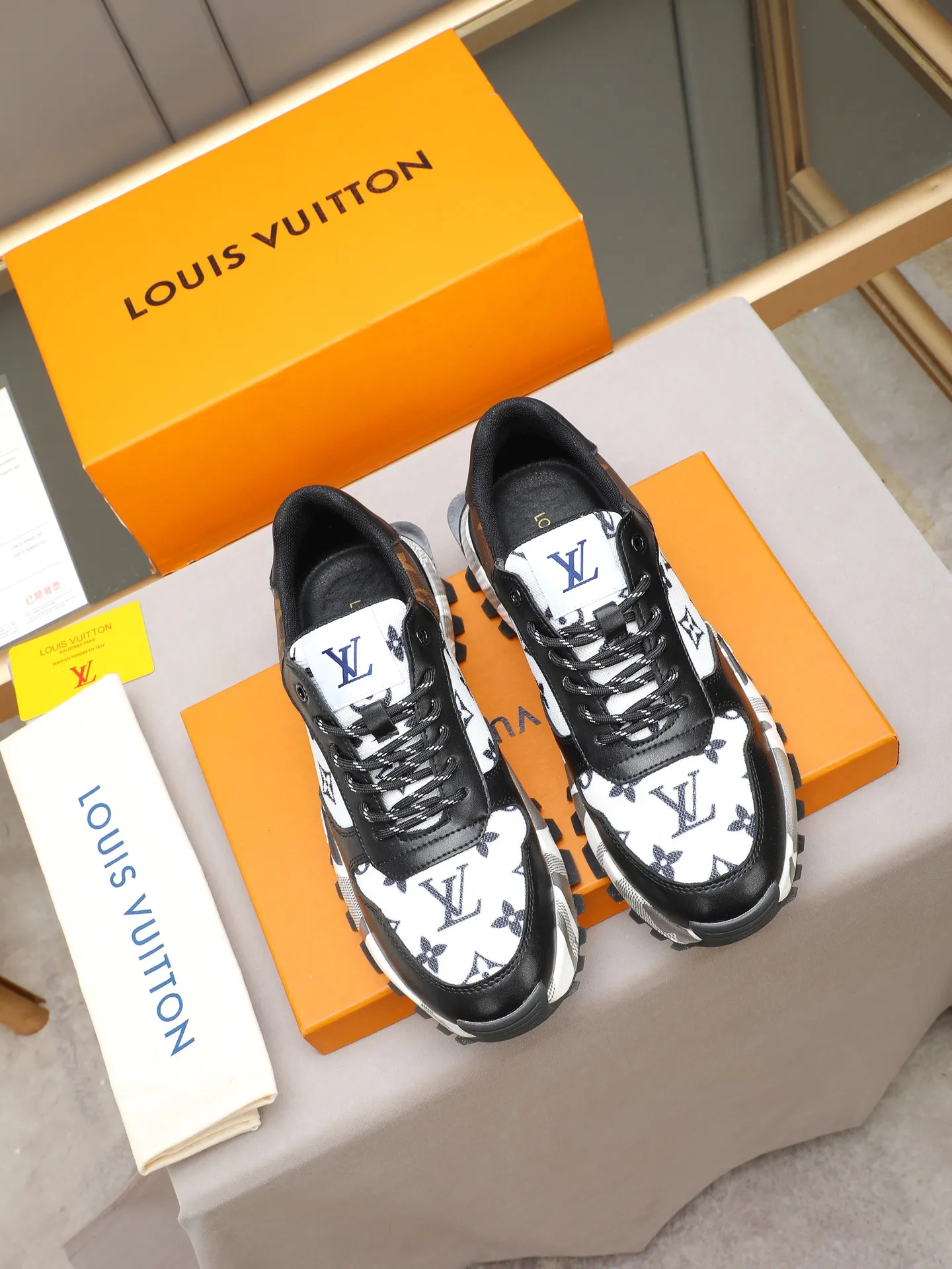 Men's shoes 💰440 [LV] Casual sports shoes, breathable and comfortable, easy to walk, a versatile style for trendy men, Versace special materials and calfskin ➕ breathable mesh lining ➕ popular printed outsole, sports and running style, super comfortable. Code number 38-44 (45 customized)